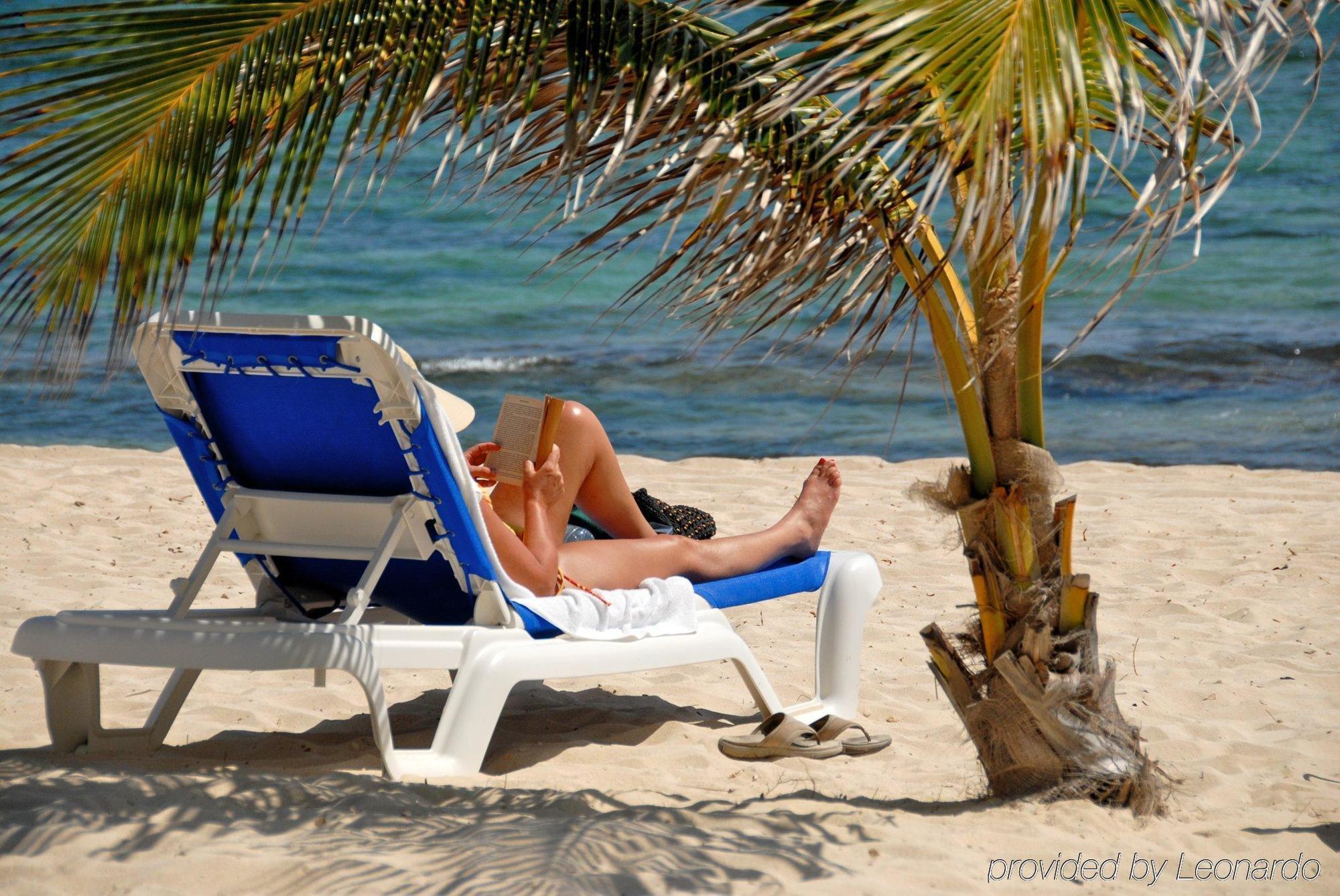 Castaways Cayman Beach Resort Grand Cayman Bagian luar foto